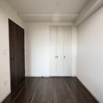 北西側約5帖の洋室です。収納もついています。