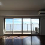 リビングです。大きな窓から気持ちの良い風が入ってきます。