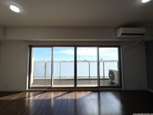 リビングです。大きな窓から気持ちの良い風が入ってきます。