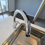 水栓は自動水栓です。毎日の食器洗いが楽になります。
