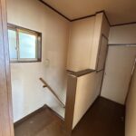 【リフォーム中/2階廊下】クロス張替え、照明交換を行う予定です。窓があり、明るい廊下です。
