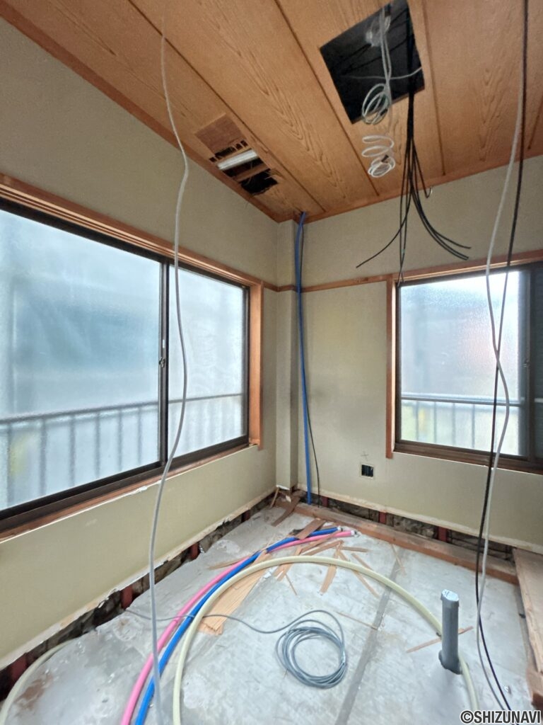 【リフォーム中／2階和室→浴室】2階は、和室と簡易キッチンがあったスペースを活用し、新たに浴室と洗面台を設置します。暮らしやすさを高めた快適な水回り空間へとリフォームします。