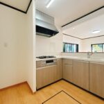 羽鮒【リフォーム済】キッチンはL字型の新品に交換いたしました。