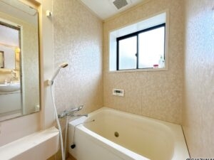 【リフォーム中/2階浴室】浴室はハウステック製の新品のユニットバスに交換します。1坪サイズの広々としたお風呂なので足を伸ばして浸かれる浴槽で、1日の疲れをゆっくり癒すことができますよ。