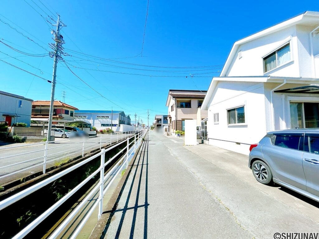【西側前面道路】