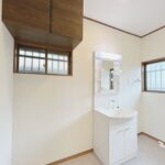 今泉棚を上の方につけることによって、収納を増やしました。