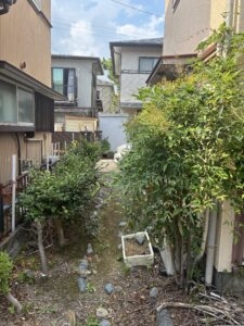 玄関の横