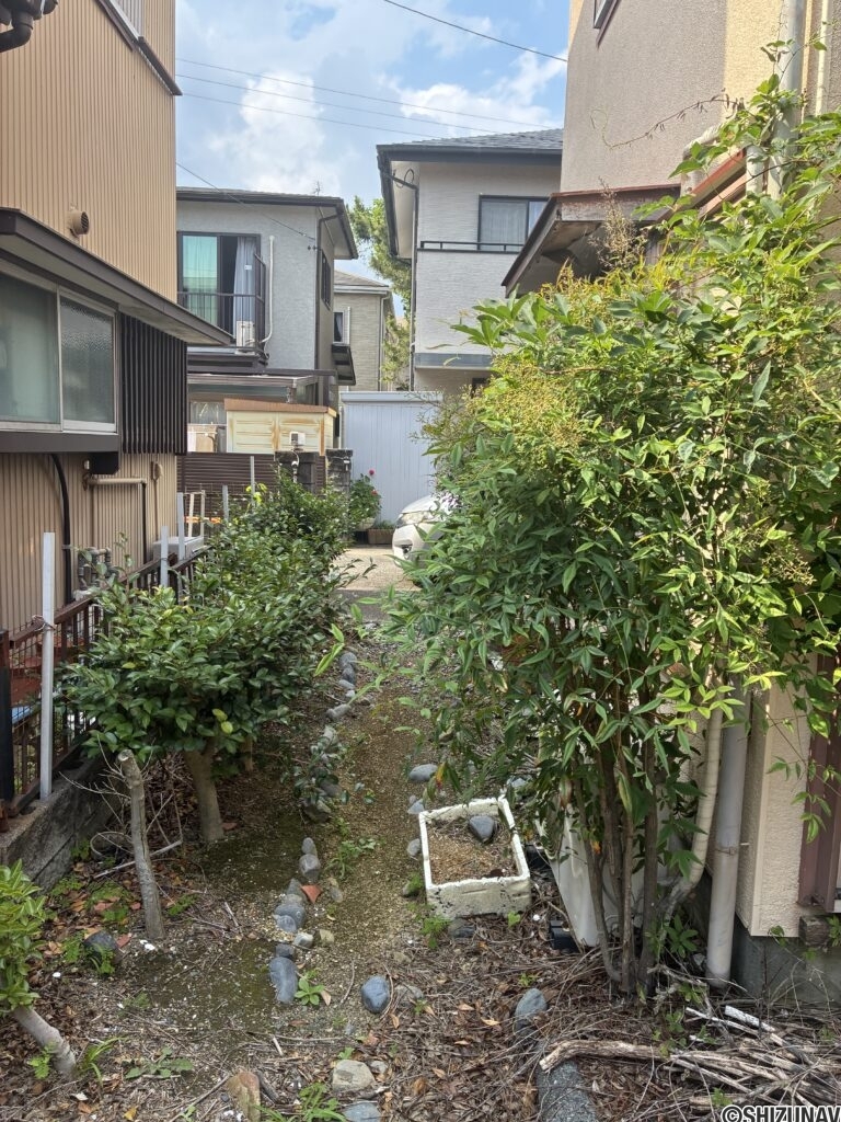 玄関の横