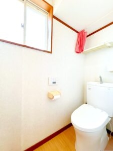 【リフォーム前/トイレ】毎日使用するトイレは洗浄便座付きトイレに新品交換予定。クロスやフロアの張替を一緒にすることで清潔感のある空間に。直接肌に触れる部分は新品がいいですね。