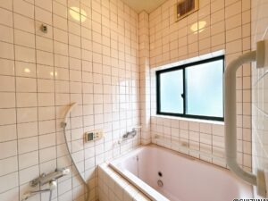 【リフォーム中/1階浴室】浴室はハウステック製の新品のユニットバスに交換します。1坪サイズの広々としたお風呂なので足を伸ばして浸かれる浴槽で、1日の疲れをゆっくり癒すことができますよ。