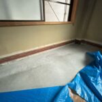 【リフォーム中／1階土間スペース】元店舗部分は、土間打ち、クロス張替え、照明交換を行います。和室、厨房設備をすべて撤去し、土間仕上げにすることで、用途に合わせて自由に活用できる空間へリフォームします。
