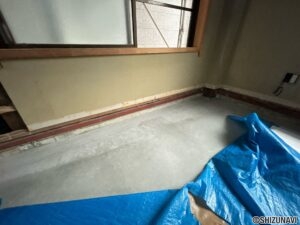 【リフォーム中／1階土間スペース】元店舗部分は、土間打ち、クロス張替え、照明交換を行います。和室、厨房設備をすべて撤去し、土間仕上げにすることで、用途に合わせて自由に活用できる空間へリフォームします。