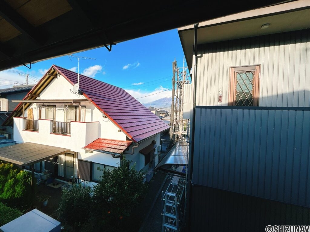 富士宮市山本2階廊下からの眺望。少しですが富士山が見えます。