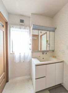 【洗面室】ホールとパントリーの2箇所から出入り可能です！