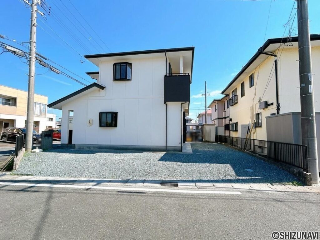 【リフォーム後／駐車場】駐車場は並列3台可能。建物南側の庇とテラスを解体整地し、最大で5台まで駐車可能になりました。