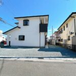 【リフォーム後／駐車場】駐車場は並列3台可能。建物南側の庇とテラスを解体整地し、最大で5台まで駐車可能になりました。
