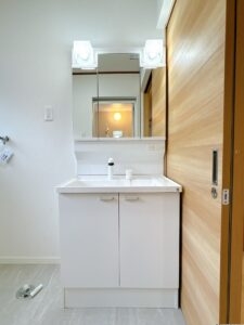 【リフォーム後／洗面化粧台】洗面化粧台はハウステック製の新品に交換しました。三面鏡の裏側はすべて収納になっています。洗面ボウルは底が平らなので、つけ置き洗いなどの家事でも活躍します。