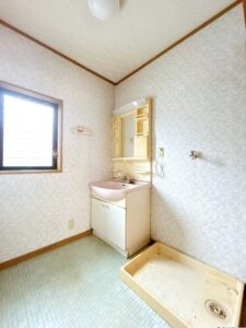 【リフォーム前／洗面所】洗面化粧台の交換、洗濯水栓の交換を行います。床のクッションフロアも貼りかえるので、気持ちの良い新生活を始められますね。