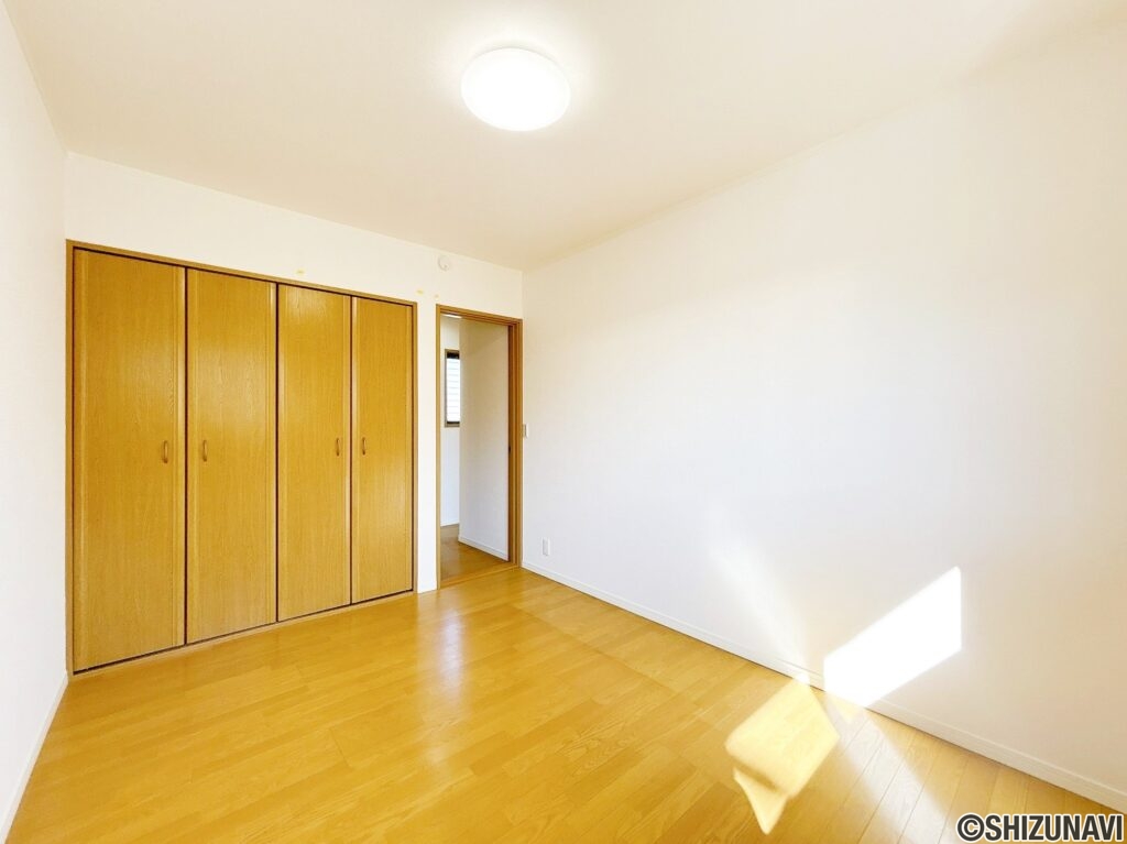【リフォーム後／2階真ん中洋室】2階洋室はクリーニングと建具建付けの調整を行いました。