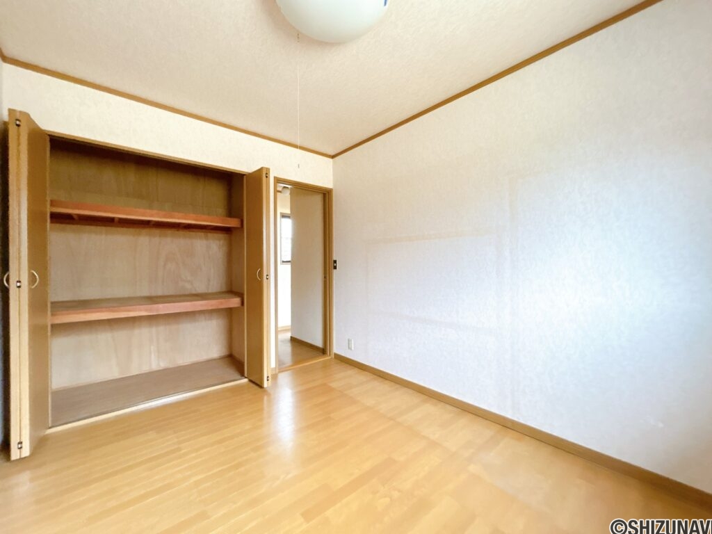 【2階真ん中洋室】