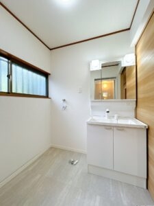 【リフォーム中／洗面室】洗面室は床材張替え、クロス貼替え、照明交換を行います。洗濯水栓も交換いたします。