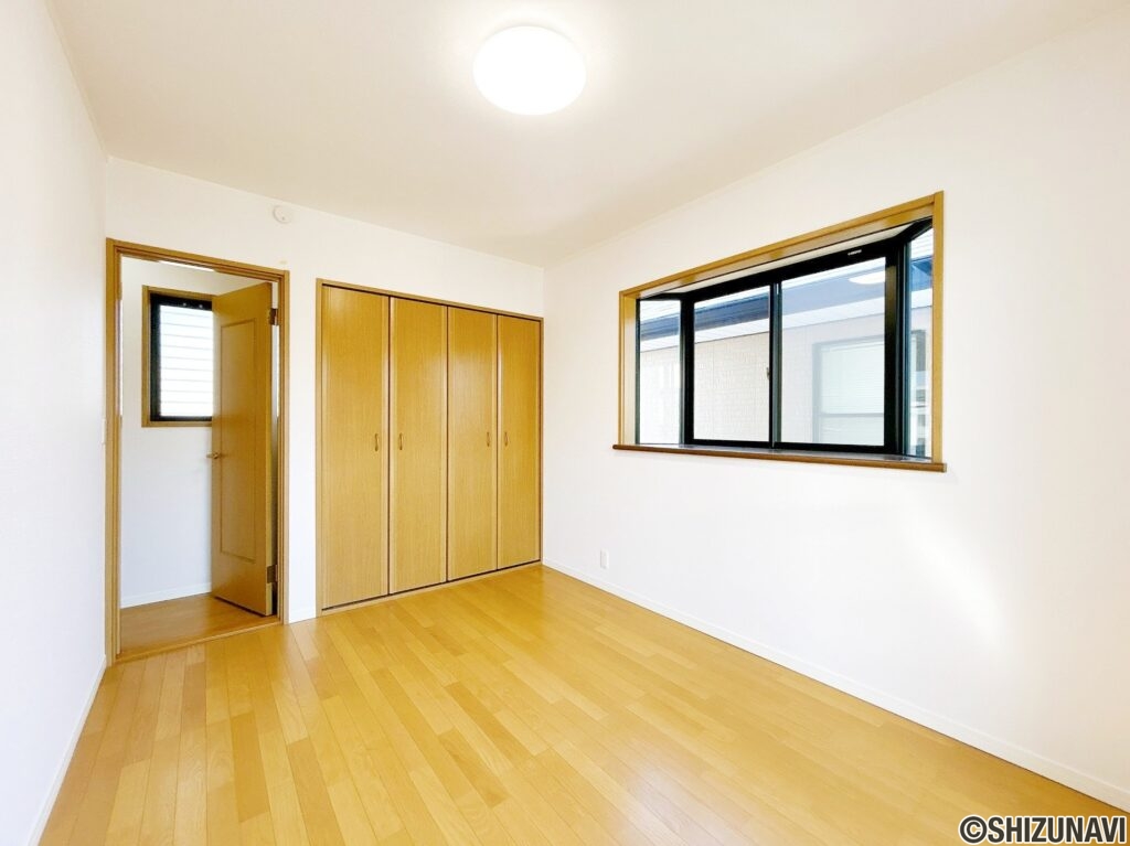 【リフォーム後／2階東側洋室】2階洋室はクリーニングと建具建付けの調整を行いました。