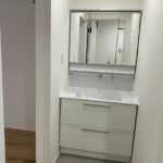 洗面化粧台※AI家具消しにより消えてしまっておりますが、タオル掛けが完備されております。