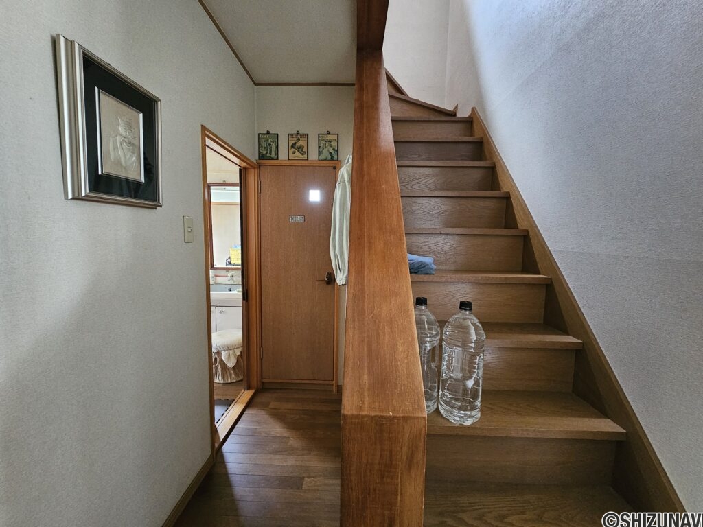 2階へ続く階段