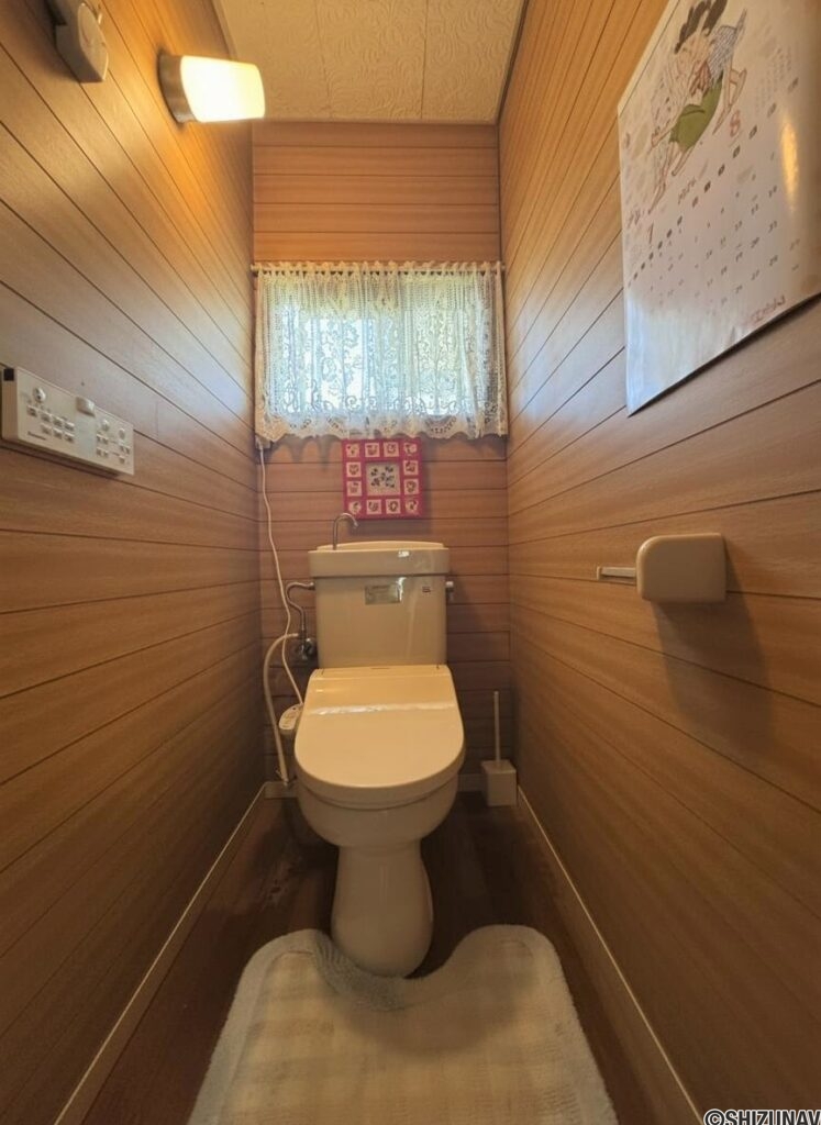 1階トイレは温水洗浄便座付きです♪