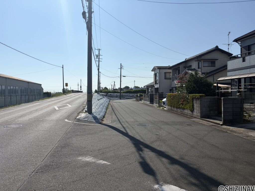 前面道路　東側より撮影　幅員6mの余裕ある道幅です