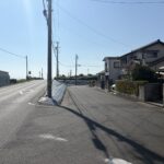 前面道路　東側より撮影　幅員6mの余裕ある道幅です