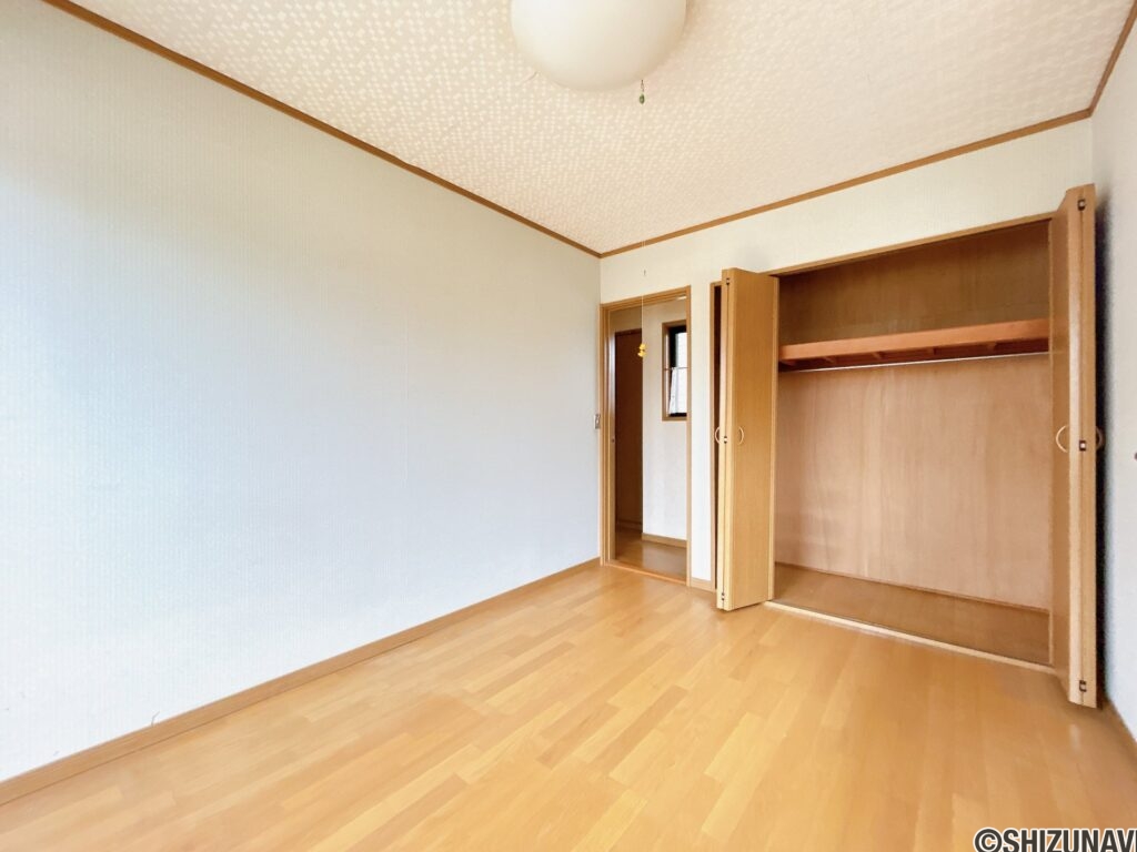 【2階東側洋室】