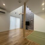 床は無垢材を採用しており、温もりを感じる事の出来るリビングになっております。また、LDKは床暖房を採用しており、寒い時期でも快適にお過ごしいただけます。