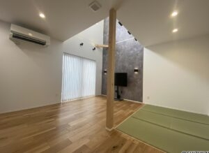 床は無垢材を採用しており、温もりを感じる事の出来るリビングになっております。また、LDKは床暖房を採用しており、寒い時期でも快適にお過ごしいただけます。