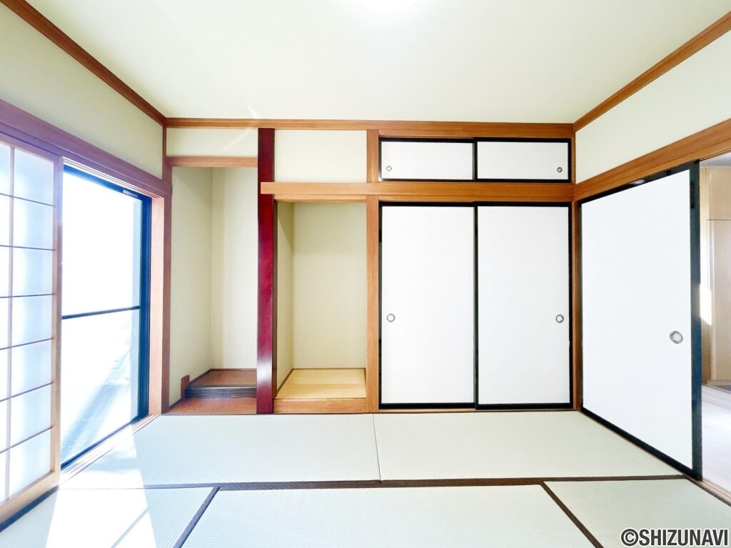 【リフォーム後／1階和室】和室は畳の表替え、天井クロス貼、壁塗装、ふすまと障子の貼替を行いました。