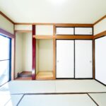 【リフォーム後／1階和室】和室は畳の表替え、天井クロス貼、壁塗装、ふすまと障子の貼替を行いました。
