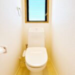 【リフォーム後／2階トイレ】2階トイレは便器交換、クロス貼替、クッションフロア貼替を行いました。