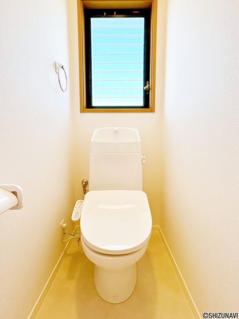 【リフォーム後／2階トイレ】2階トイレは便器交換、クロス貼替、クッションフロア貼替を行いました。