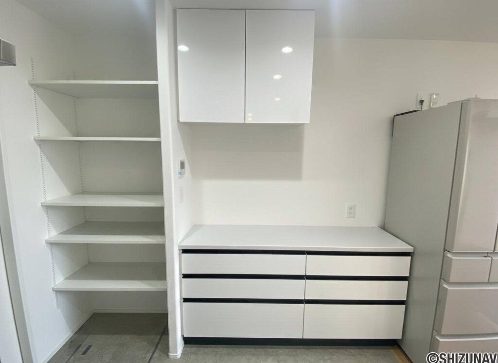 備え付けのカットボードも白で統一をしており、お好みの家具家電に合わせやすくなっております。※AI家具消しにより消えてしまっておりますが、カットボードのコンセントは3箇所完備されております。