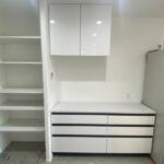 備え付けのカットボードも白で統一をしており、お好みの家具家電に合わせやすくなっております。※AI家具消しにより消えてしまっておりますが、カットボードのコンセントは3箇所完備されております。