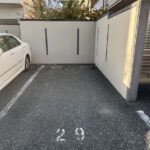駐車場のお写真です。平置きの駐車場なので、車の出し入れが機械式駐車場より手間がかかりません。引継ぎも可能です。