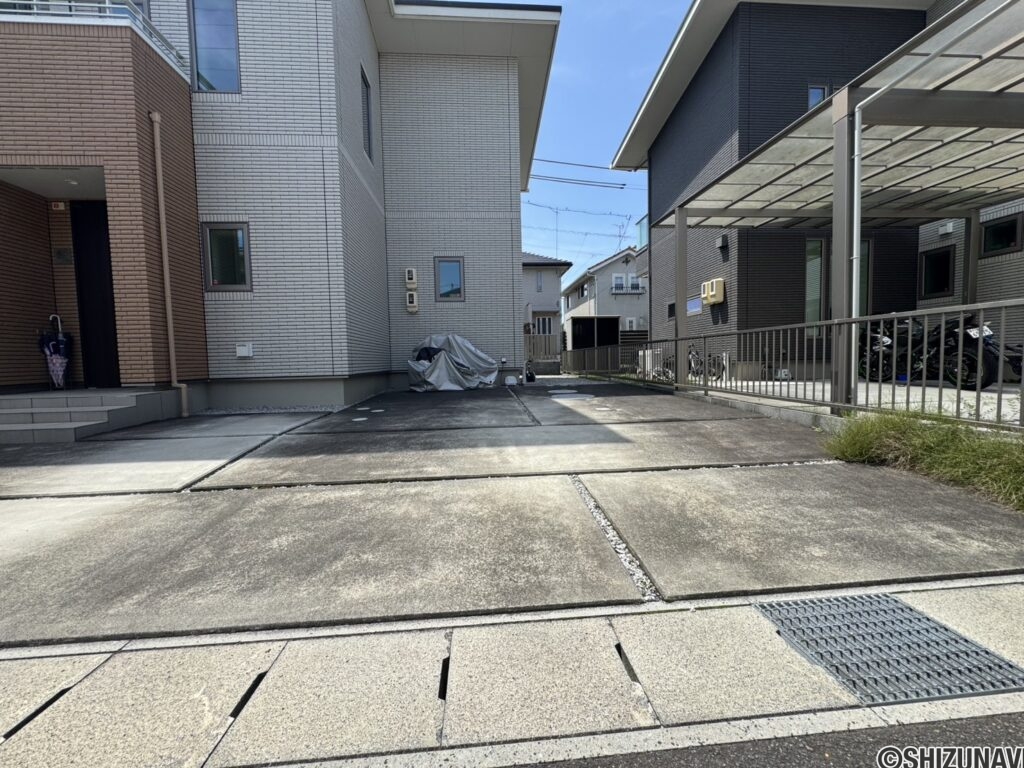 駐車スペースは普通車2台＋軽自動車の計3台程度（車種によります。）