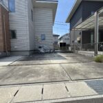 駐車スペースは普通車2台＋軽自動車の計3台程度（車種によります。）
