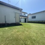 お庭には人工芝がひいてあります♪