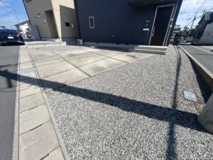 駐車場になります。車種にもよりますが3台～4台は駐車可能でございます。