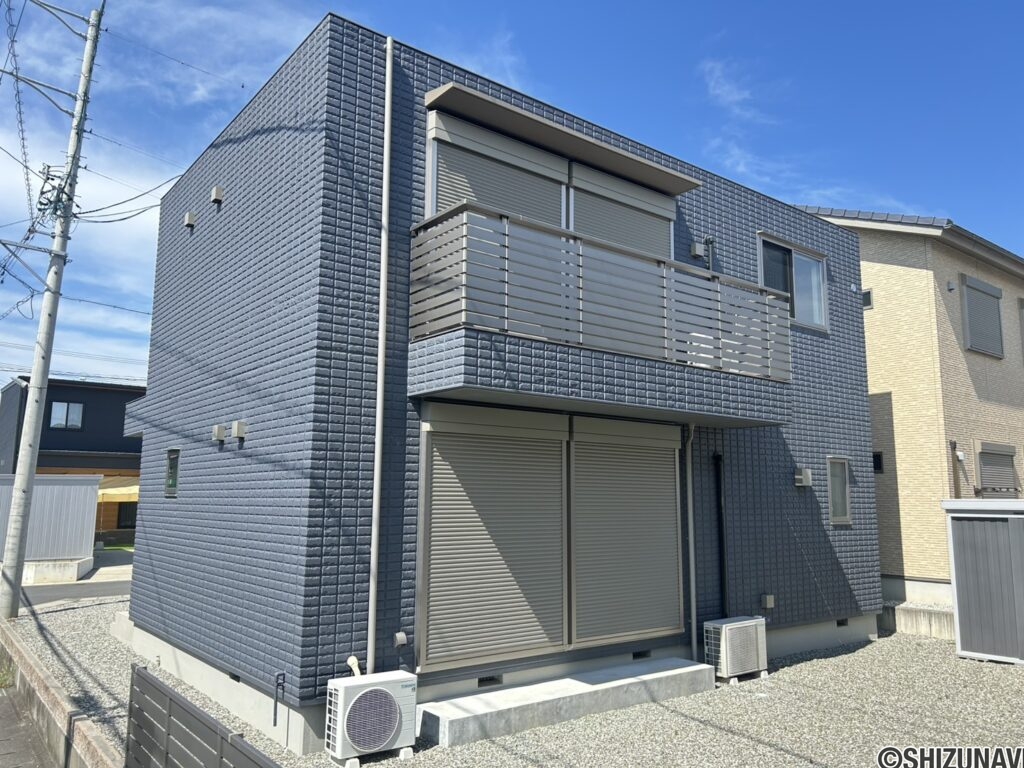 南面外観写真になります。お庭もあり日当たり良好です。