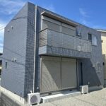 南面外観写真になります。お庭もあり日当たり良好です。