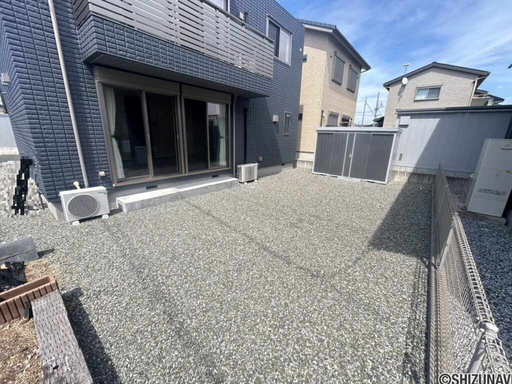 南側お庭になります。日当たり良好で水洗もありますので遊び場やプールなどもできる広さもあります。