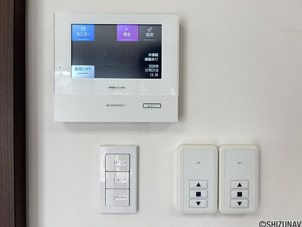 上：モニターホン下：電動シャッターリモコン