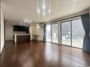 リビングになります。南面のお庭と面しており明るい印象があります。